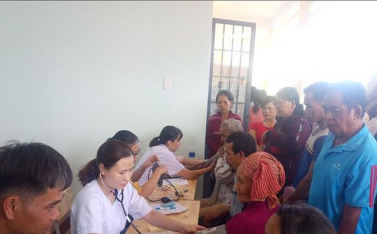 Thăm khám, tặng quà Tết cho hơn 1.000 người dân vùng biên giới