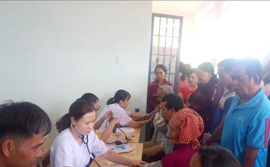 Thăm khám, tặng quà Tết cho hơn 1.000 người dân vùng biên giới