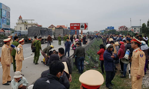 Xe tải đâm đoàn người đi viếng nghĩa trang, 8 người tử vong