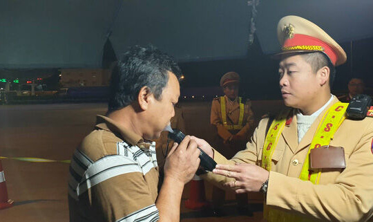 CSGT phát hiện tài xế container dương tính với ma tuý trên cao tốc Pháp Vân-Cầu Giẽ 