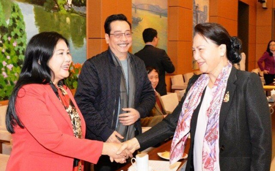Chủ tịch Quốc hội Nguyễn Thị Kim Ngân gặp mặt văn nghệ sĩ nhân dịp đón năm mới