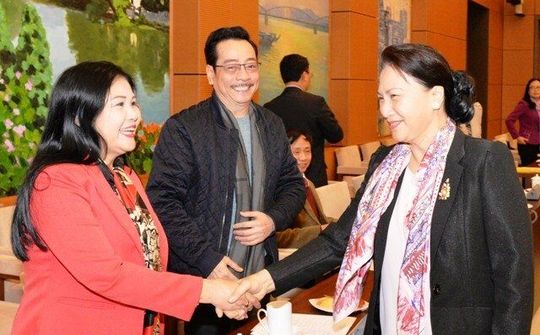 Chủ tịch Quốc hội Nguyễn Thị Kim Ngân gặp mặt văn nghệ sĩ nhân dịp đón năm mới