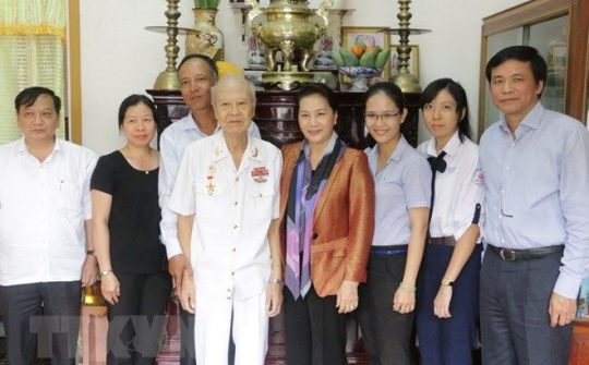 Chủ tịch Quốc hội tặng quà Tết các gia đình chính sách