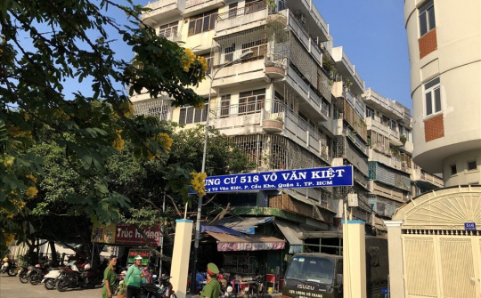 TP. HCM: Di dân khẩn cấp khỏi chung cư nghiêng 45cm ở quận 1