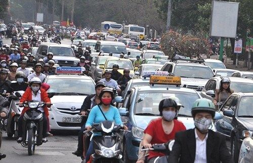 Cận Tết, đường phố Hà Nội, TP.HCM 'chật như nêm'