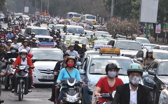 Cận Tết, đường phố Hà Nội, TP.HCM 'chật như nêm'
