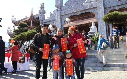 Du xuân, bái Phật tại 'thành phố trong mây' ngày đầu năm mới