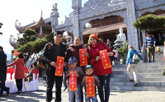 Du xuân, bái Phật tại 'thành phố trong mây' ngày đầu năm mới