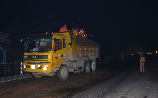 Nghệ An: Giao thông khó khăn vì dầu ăn tràn ra đường dài 10km 
