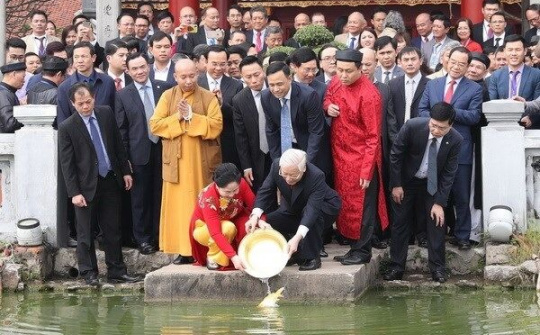 Tổng Bí thư, Chủ tịch nước Nguyễn Phú Trọng và Phu nhân cùng kiều bào thực hiện nghi thức thả cá chép tiễn ông Táo