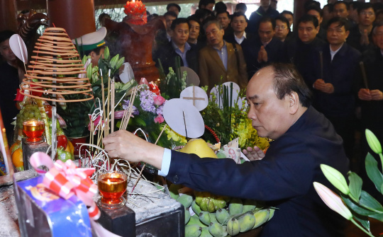 Thủ tướng dâng hương tưởng nhớ Chủ tịch Hồ Chí Minh