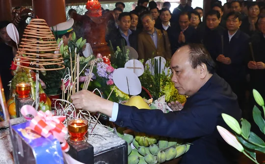 Thủ tướng dâng hương tưởng nhớ Chủ tịch Hồ Chí Minh
