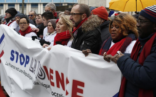 Tuần hành 'Khăn đỏ' phản đối biểu tình 'Áo vàng' ở Pháp