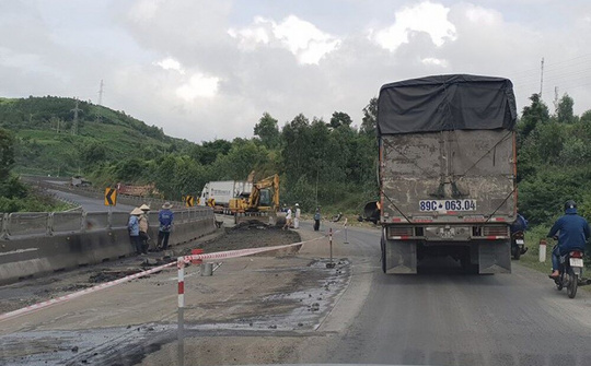 Hàng loạt 'ổ voi' trên quốc lộ 1 được khắc phục 