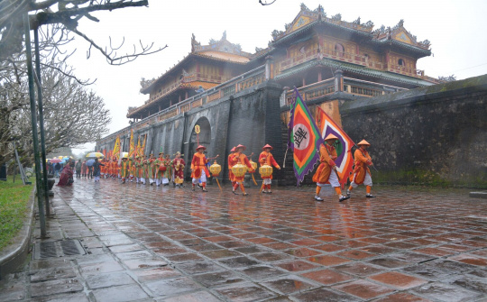 Hoàng cung Huế dựng nêu báo hiệu Tết đến