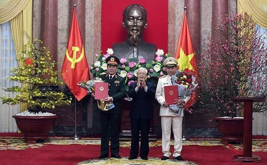 Tổng Bí thư, Chủ tịch nước Nguyễn Phú Trọng trao quyết định phong hàm 2 Đại tướng