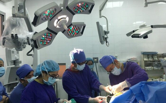 Ca mổ đặc biệt: Bệnh nhân vừa mổ não vừa hát Quốc ca