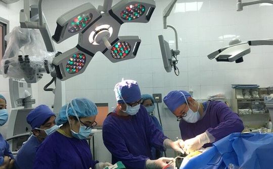 Ca mổ đặc biệt: Bệnh nhân vừa mổ não vừa hát Quốc ca