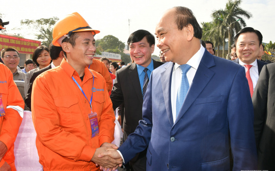 Thủ tướng Nguyễn Xuân Phúc trao quà Tết cho công nhân nghèo