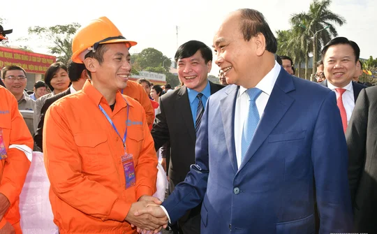 Thủ tướng Nguyễn Xuân Phúc trao quà Tết cho công nhân nghèo