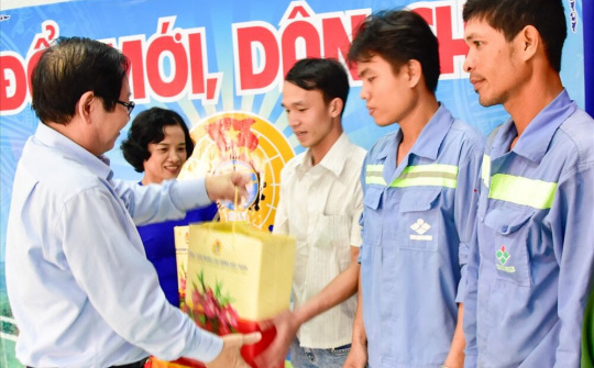 Bộ trưởng Bộ Nội vụ thăm, tặng quà người lao động tại Đồng Tháp