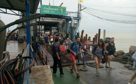 Thái Lan: Bão Pabuk gây sóng cao 7m khiến hàng nghìn du khách 'tháo chạy'