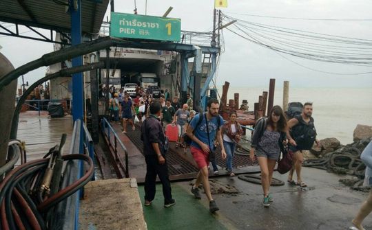 Thái Lan: Bão Pabuk gây sóng cao 7m khiến hàng nghìn du khách 'tháo chạy'