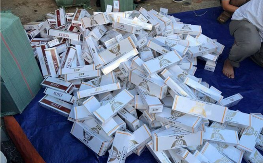 Gần 70.000 gói thuốc lá lậu giấu trong kho phế liệu ở Sài Gòn