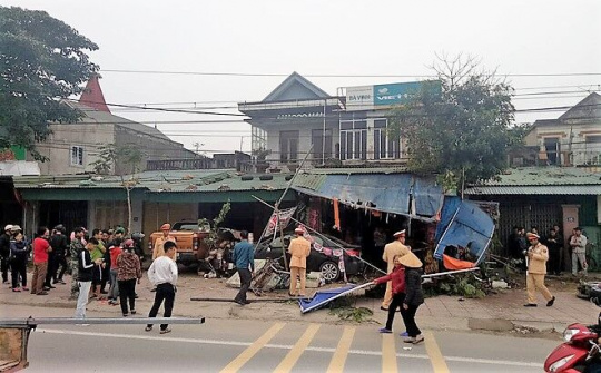Hà Tĩnh: Xế hộp lao lên vỉa hè, đâm nhiều xe máy, ô tô