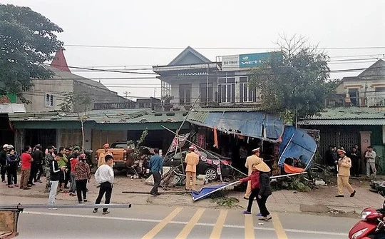 Hà Tĩnh: Xế hộp lao lên vỉa hè, đâm nhiều xe máy, ô tô