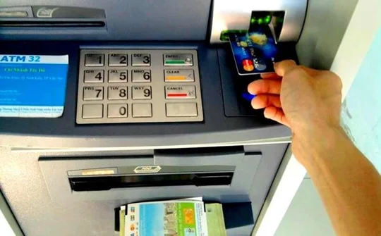 Đi nước ngoài được rút tối đa bao nhiêu tiền/ngày/thẻ?