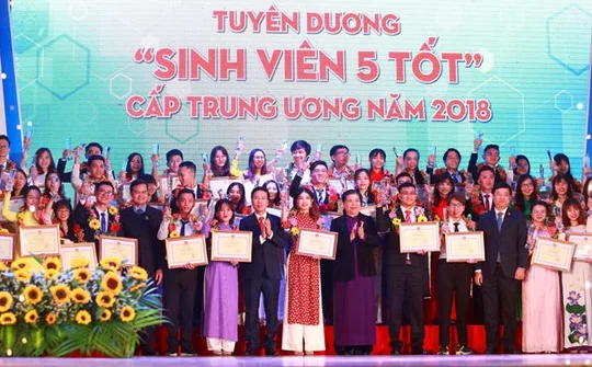 Outstanding students of "Sinh Vien 5 Tot" movement honoured