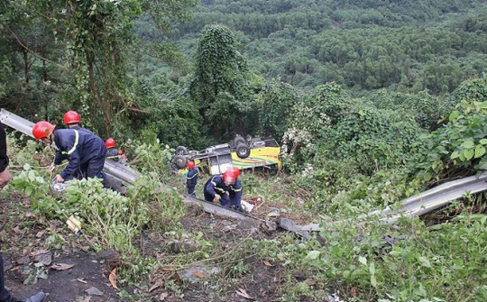 Xe chở sinh viên lao xuống đèo Hải Vân: Tài xế vượt ẩu