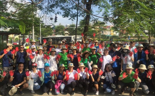 Đại sứ châu Âu và đoàn tình nguyện dọn rác dưới chân cầu Long Biên