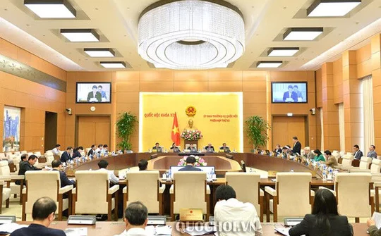 Ủy ban Thường vụ Quốc hội xem xét công tác tổ chức, nhân sự