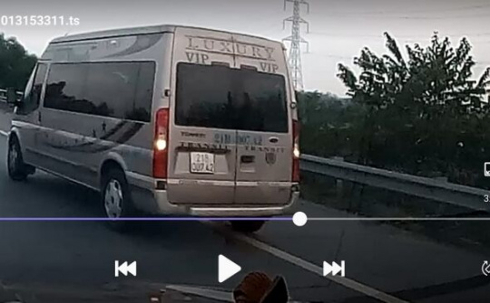 Đề nghị xử lý nghiêm xe ô tô 16 chỗ đi lùi trên đường cao tốc Nội Bài - Lào Cai