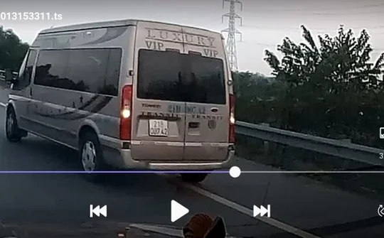 Đề nghị xử lý nghiêm xe ô tô 16 chỗ đi lùi trên đường cao tốc Nội Bài - Lào Cai