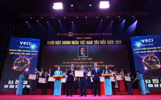 Tập đoàn Xây dựng Hòa Bình đạt "cú đúp" giải thưởng uy tín trong Ngày DNVN