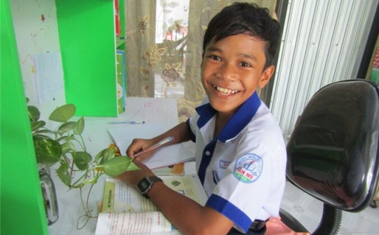 Nam sinh người Khmer chế tạo máy lột vỏ trứng cút tự động