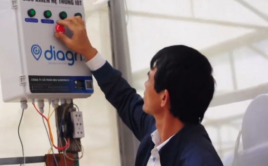 Nông dân 4.0 điều khiển hệ thống chăm bón cây trồng bằng điện thoại