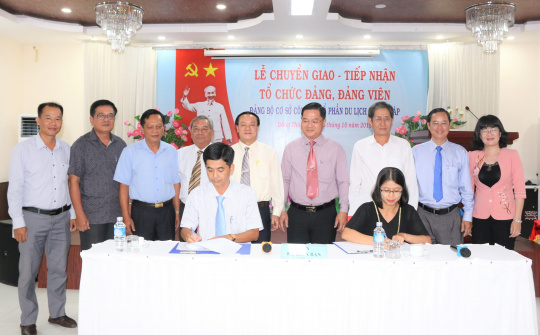 Lễ chuyển giao và tiếp nhận Tổ chức Đảng và Đảng viên
