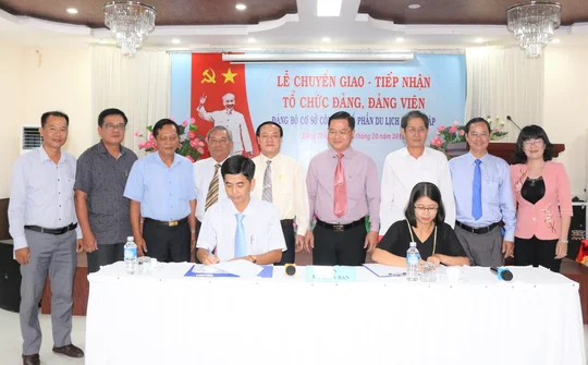 Lễ chuyển giao và tiếp nhận Tổ chức Đảng và Đảng viên