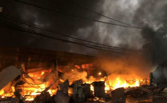 Lửa rực đỏ nhấn chìm chợ huyện Tĩnh Gia