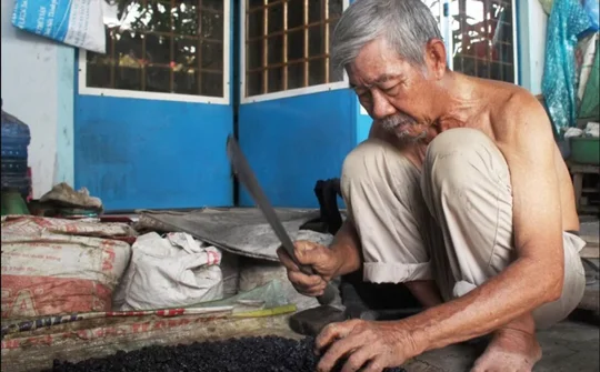 Người vá đường thầm lặng
