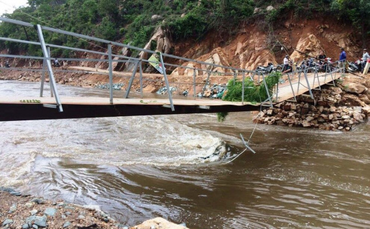 Khánh Hòa: Mưa lớn khiến cầu bị gãy, hơn 300 hộ dân bị cô lập