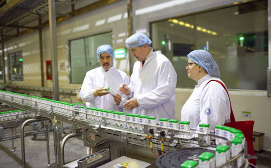 Thứ trưởng Ted McKinney đánh giá rất cao sự phát triển của nhà máy sữa Vinamilk