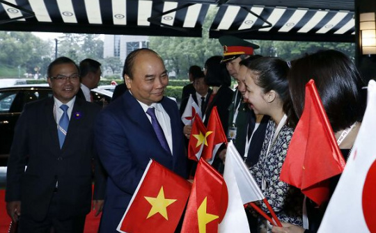 Thủ tướng lên đường  dự lễ  đăng quang của Nhà vua Nhật Bản