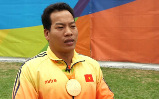 Lực sĩ Lê Văn Công đấu giá HCV World Cup giúp cô bé hàng xóm chữa bệnh ung thư