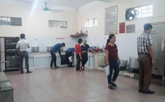 Kiểm tra công tác vệ sinh an toàn thực phẩm tại bếp ăn bán trú trường mầm non Nghi Thiết