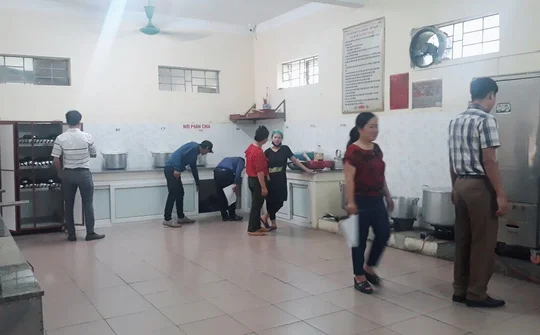 Kiểm tra công tác vệ sinh an toàn thực phẩm tại bếp ăn bán trú trường mầm non Nghi Thiết